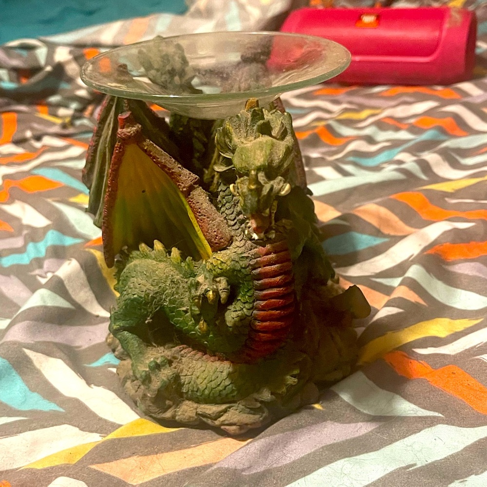 Tea light goes on bottom with wax in glass bowl or oil
